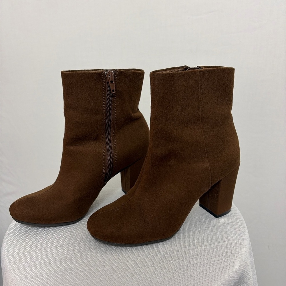 Christian Siriano Brown Suede Block Heel Women’s Size 5 Ankle Boots(B75)”✨